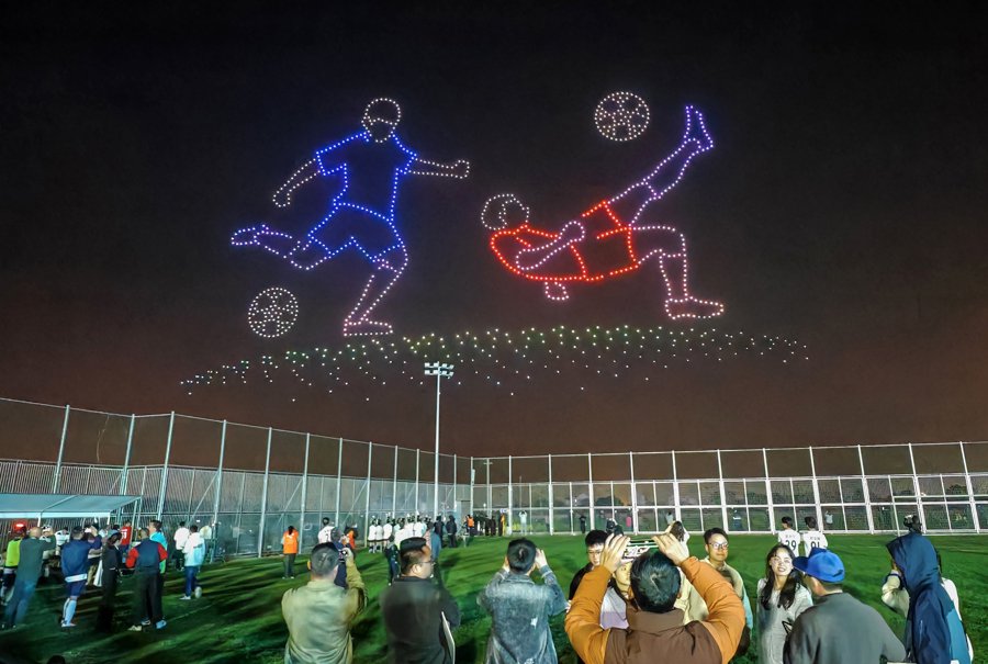 足球赛场上的烈火燃烧，风采飞扬