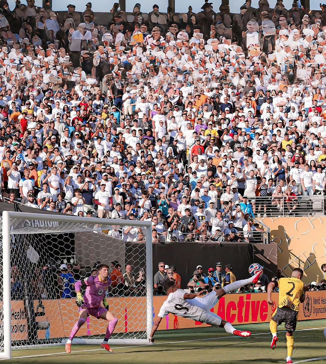 荷兰逆转马德里竞技，马丁内利点燃赛场