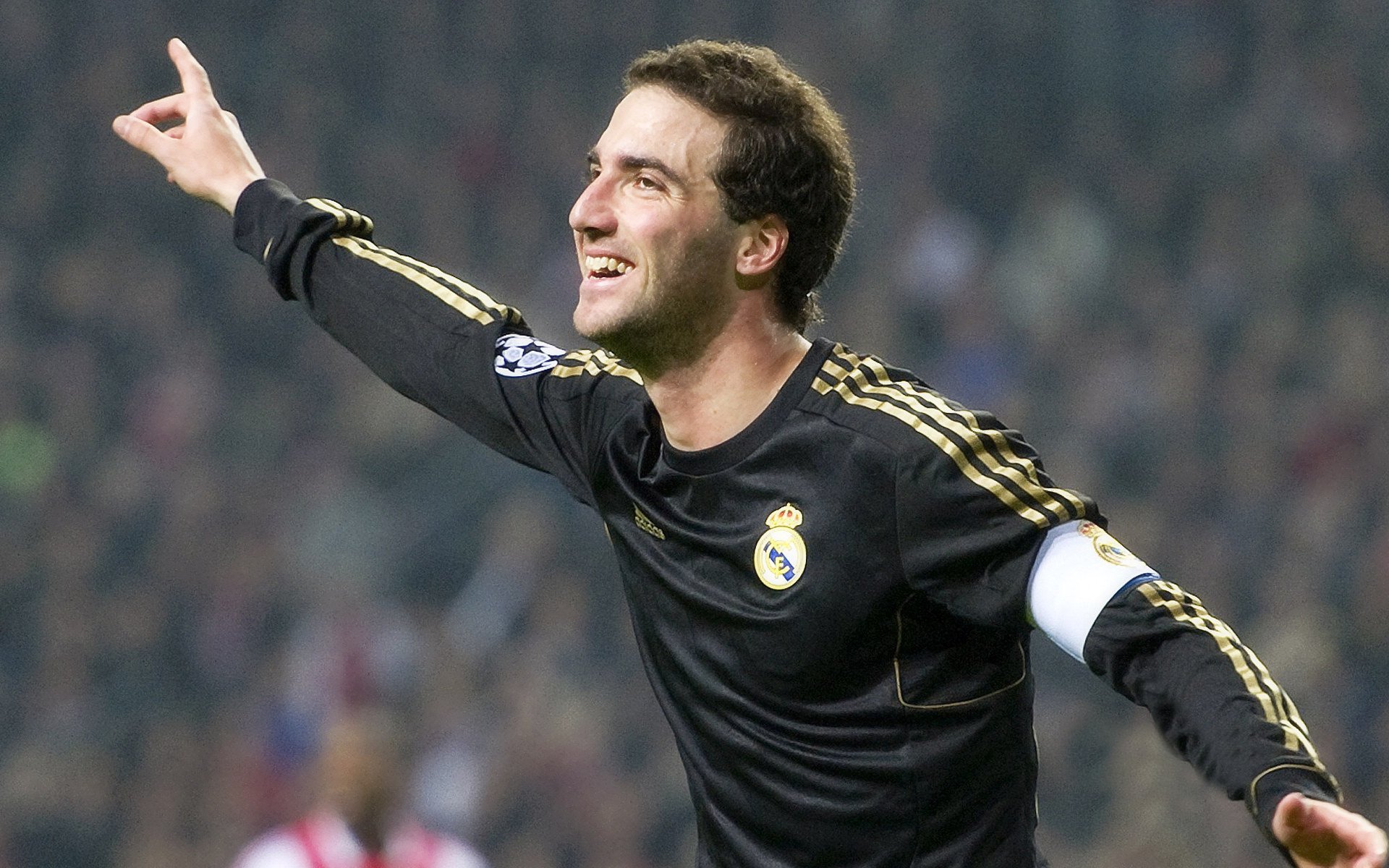 伊朗生死战取胜拜仁，维尼修斯大场面先生—足球世界中的奇迹与传奇